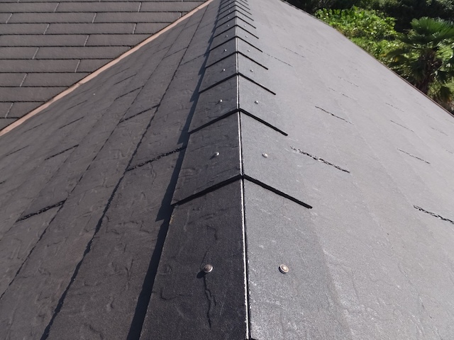 尾張旭市にて屋根点検の実施・谷板金や棟・スレートを詳細に確認した時の様子。屋根の金属部分は腐食・穴あきが生じやすいため注意が必要です